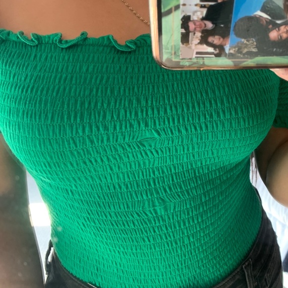 ✨2/$20✨ Green Off the Shoulder Top - Picture 2 of 4
